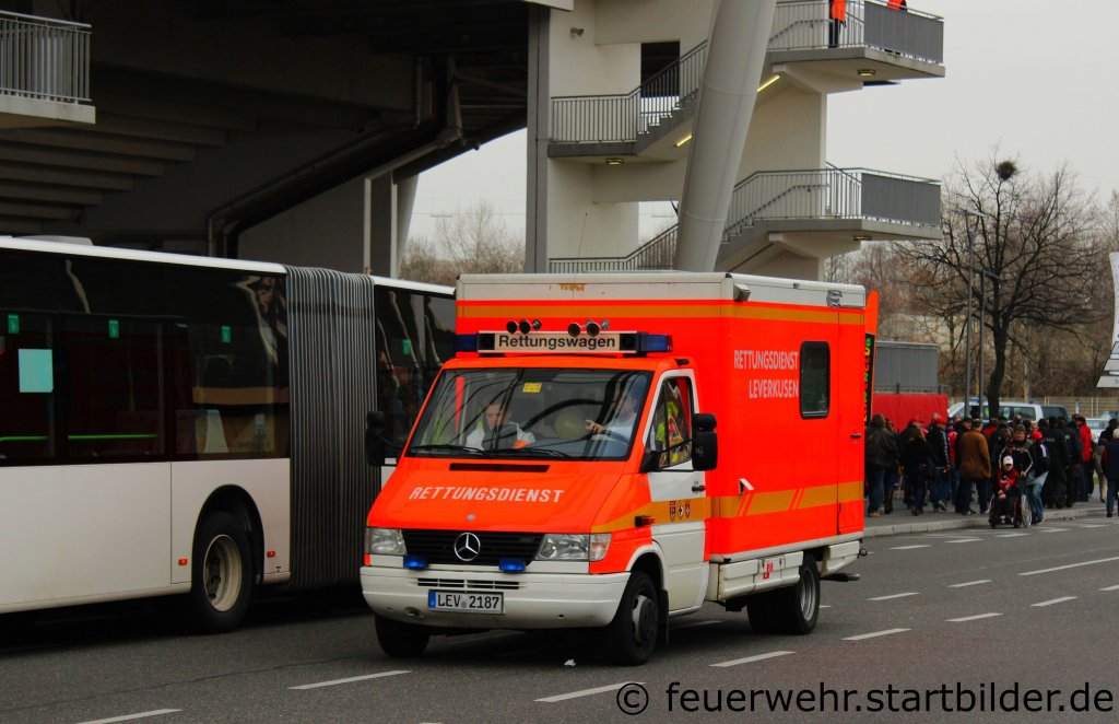 2/83/02 der Feuerwehr Leverkusen.
Man sieht dem RTW das alter was er hat an.
Aufgenommen an der Bayarena in Leverkusen am 3.3.2012.