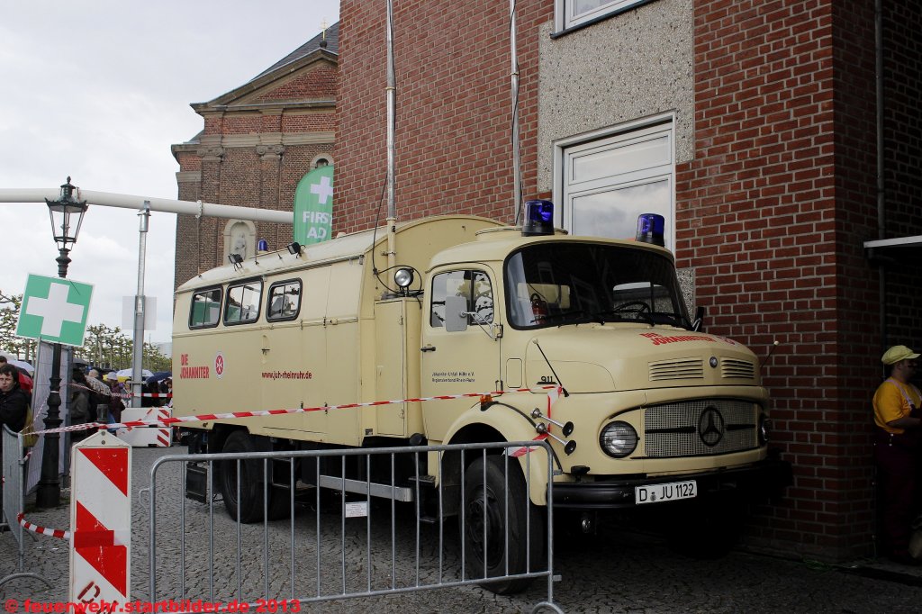 Alter Mercedes 911 der Johanniter D�sseldorf.
Er ist Baujahr 1973 und h�rt auf den Namen Akkon D�sseldorf 23/12-01.
Aufgenommen beim Japantag in D�sseldorf, 25.5.2013.