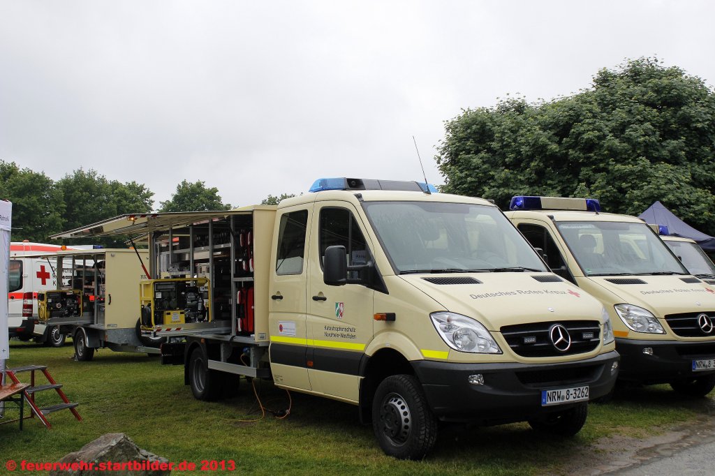 ArTrKW (NRW 8-3262) des DRK M�lheim/Ruhr.
Aufgenommen beim Tag der Hilfsorganisationen am 26.5.2013 in M�lheim.