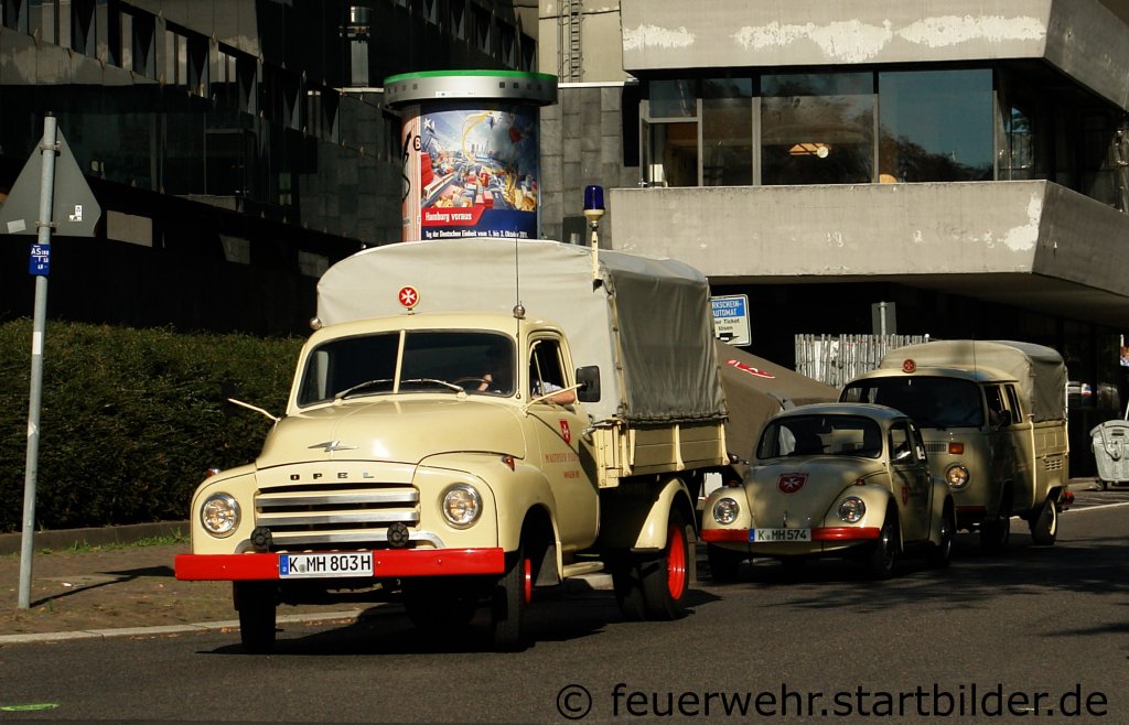 Auch dieser Opel Blitz geh�rt zur Historischen Sammlung der Malteser.
Aufgenommen beim NRW Tag 2011 in Bonn.