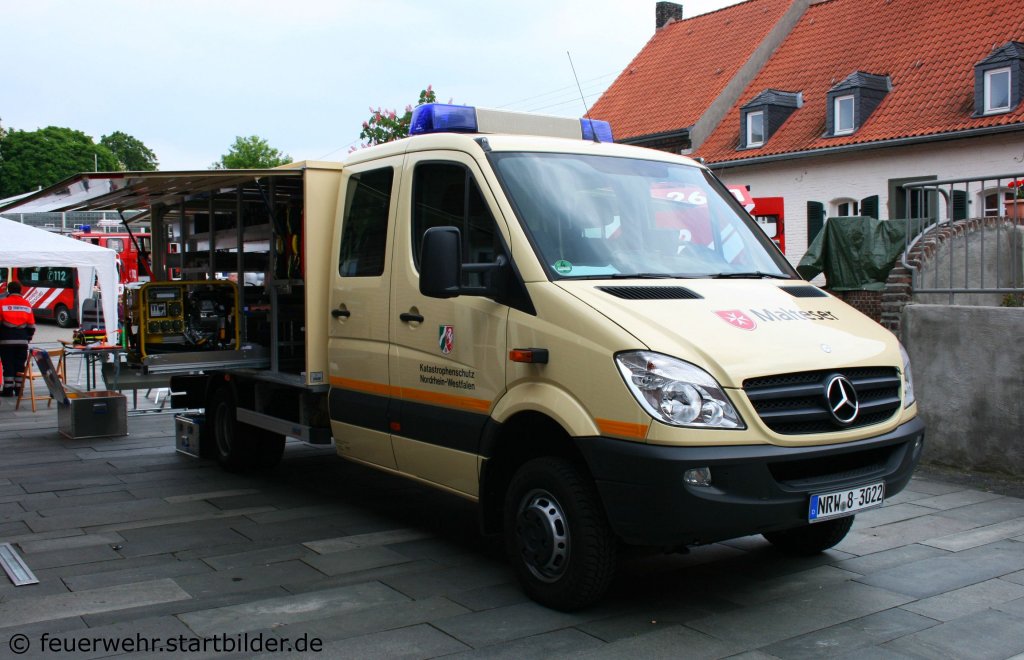 Die Malteser waren mit diesem Ger�tewagen auf MB Sprinter (NRW 8-3022) auch beim Tag der offenen T�r der Feuerwehr Duisburk Huckingen.
15.5.2010.