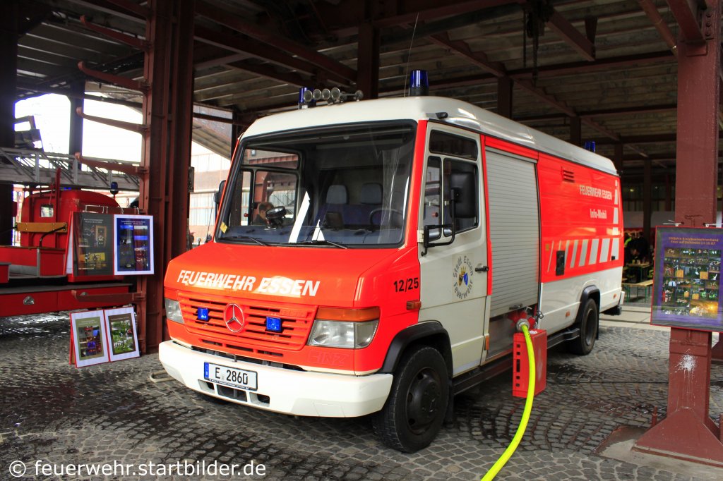 Dieser Alte L�sch-RTW wurde zum Info Mobil der Feuerwehr Essen umgebaut.
Aufgenommen beim Tdot, 3.6.2012.