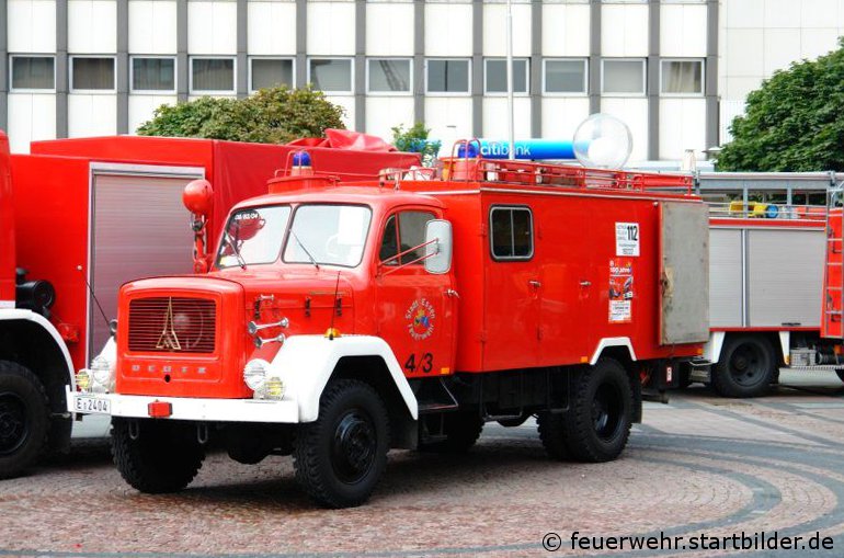 Dieser alte Magirus Deutz SW 2000 (E 2404) (Florian Essen 9/63/4) ist immer noch im Einsatz bei der FF Essen Werden.
Aufgenommen im Sommer 2008 auf dem Essener Kennedyplatz.
