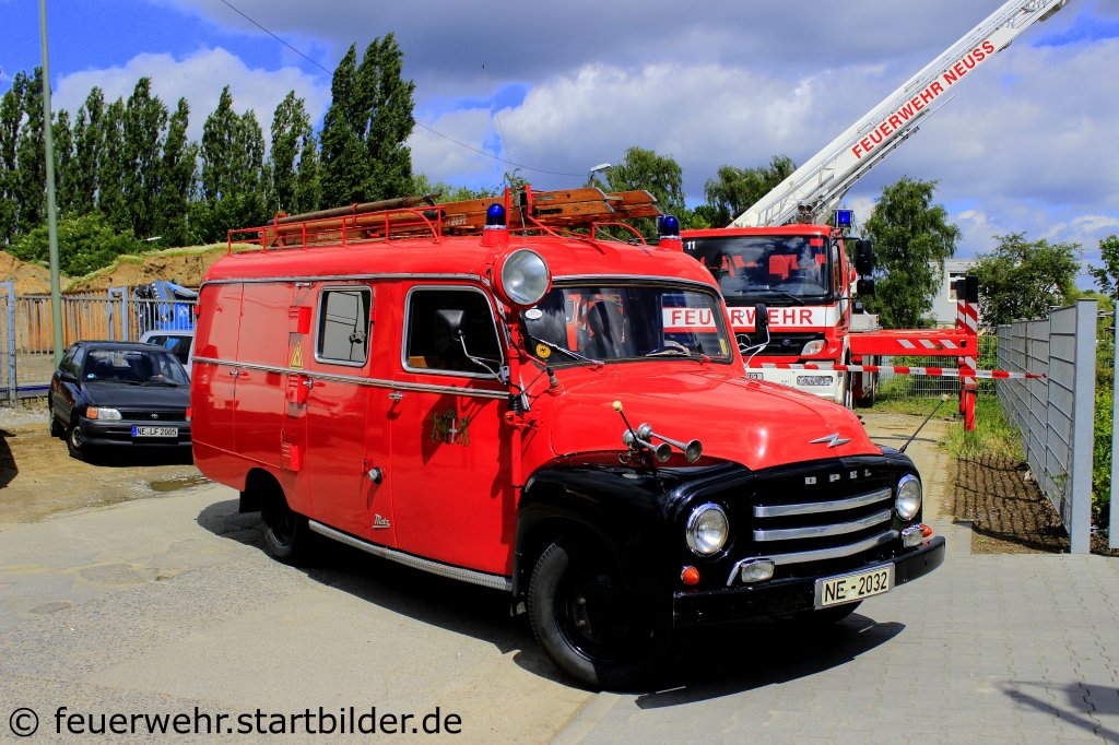 Dieser alte Opel Blitz wird vom den Kameraden des LZ Grefrath liebevoll gepflegt und auf Feuerwehrfesten gezeigt.
Aufgenommen beim Tdot der FF Neuss Furth 17.6.2012.