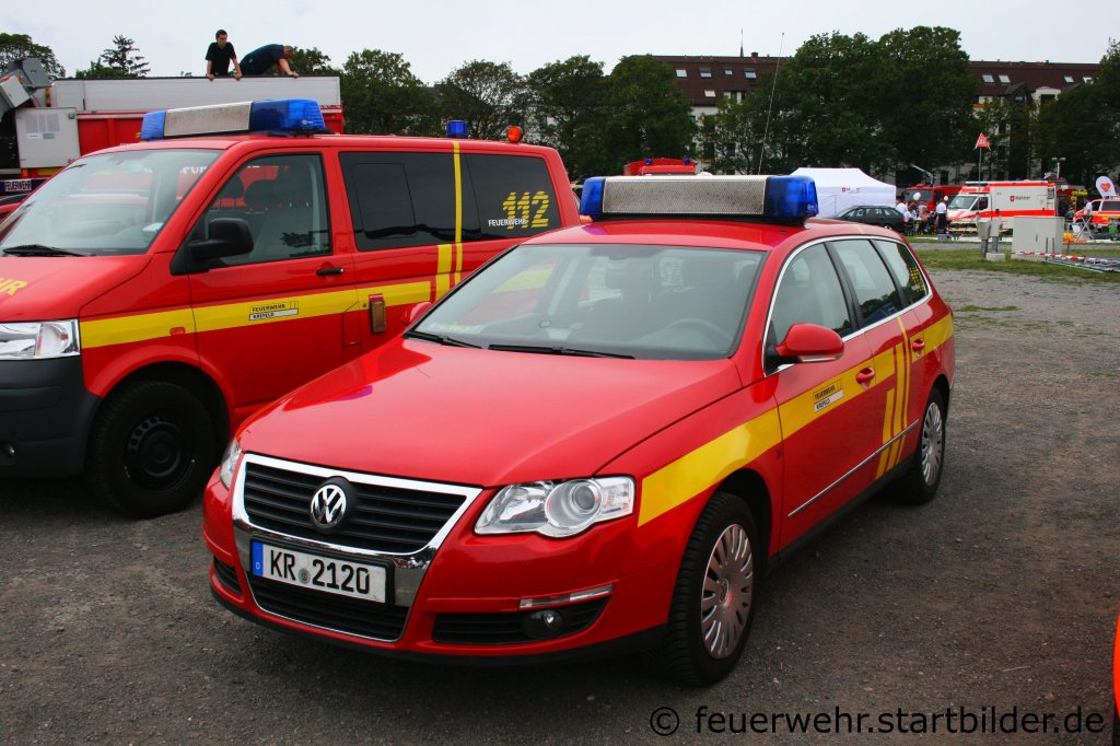 Dieser VW Passat geh�rt zur Feuerwehr Krefeld.
Aufgenommen beim Blaulichtag in Krefeld am 10.7.2011.
