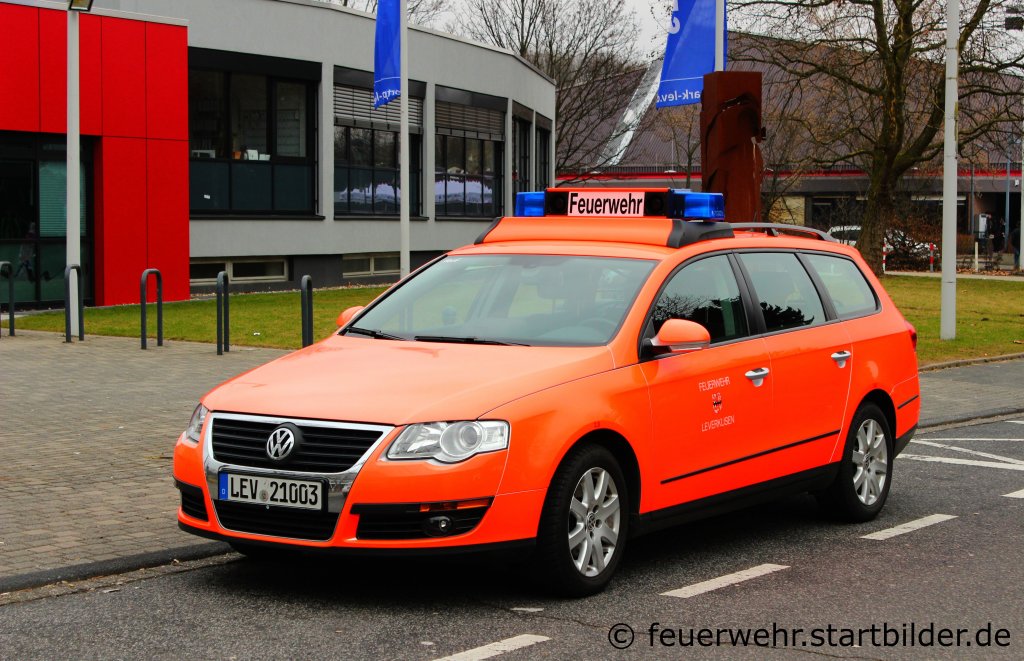 Dieser VW Passat geh�rt zur Feuerwehr Leverkusen.
Ich konnte in am 3.3.2012 vor der Bayarena in Leverkusen aufnehmen.