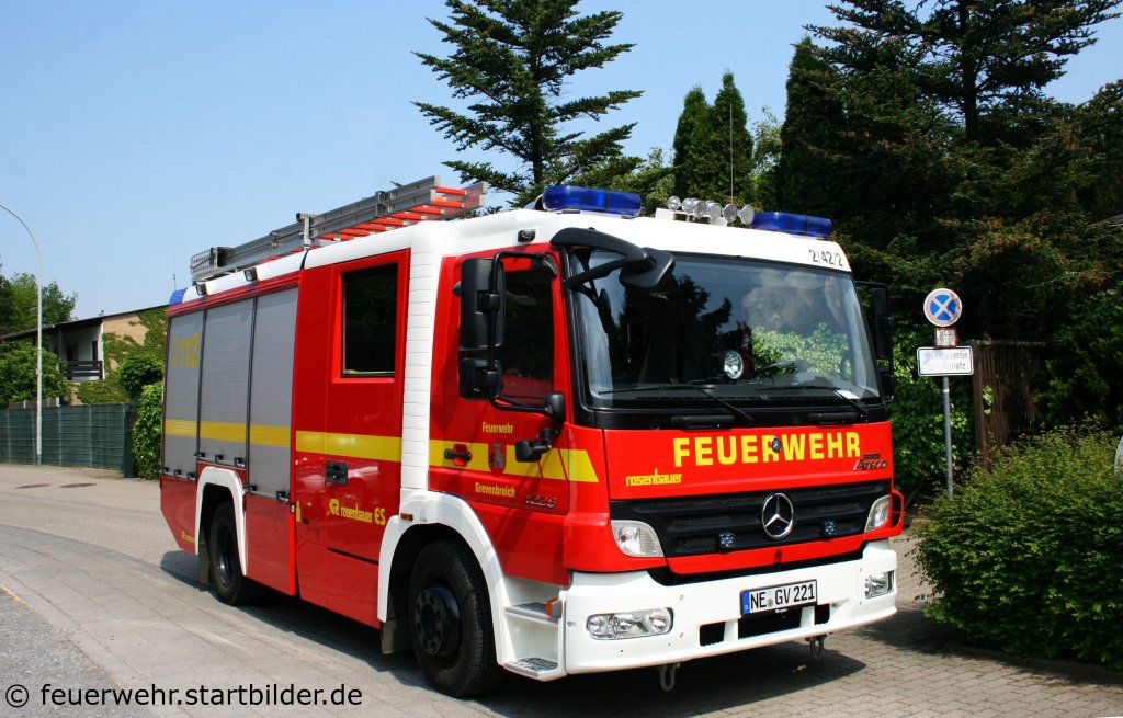 Dieses LF 10/6 (NE GV 221) (Funk:2/42/2) auf MB Atego mit Rosenbauer Aufbau konnte beim Tag der Offenen T�r der Feuerwehr Grevenbroich am 30.4.2011 aufgenommen werden.
Diese Fahrzeug steht beim LF Wevelinghofen.