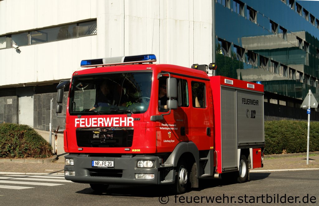 Dieses LF (NR FE 20) ist bei der Freiwilligen Feuerwehr Erpel stationiert.
Es hat einen ADIK Aufbau.
Aufgenommen beim NRW Tag 2011 in Bonn.