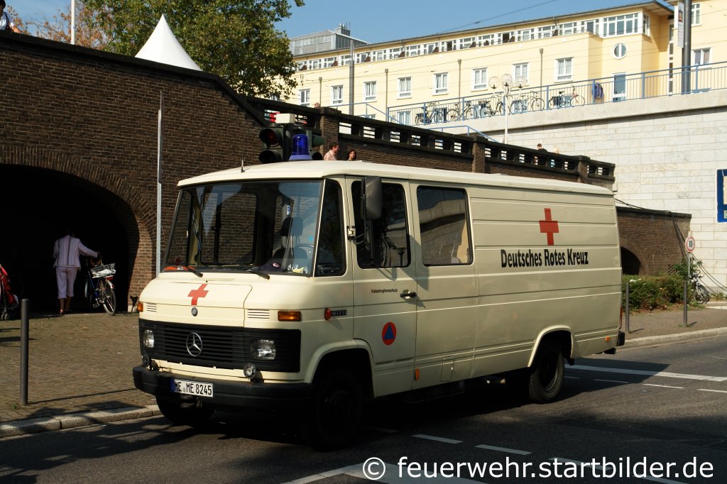 Dieses Transportfahrzeug geh�rt zum DRK Mettmann.
Aufgenommen beim NRW Tag 2011 in Bonn.