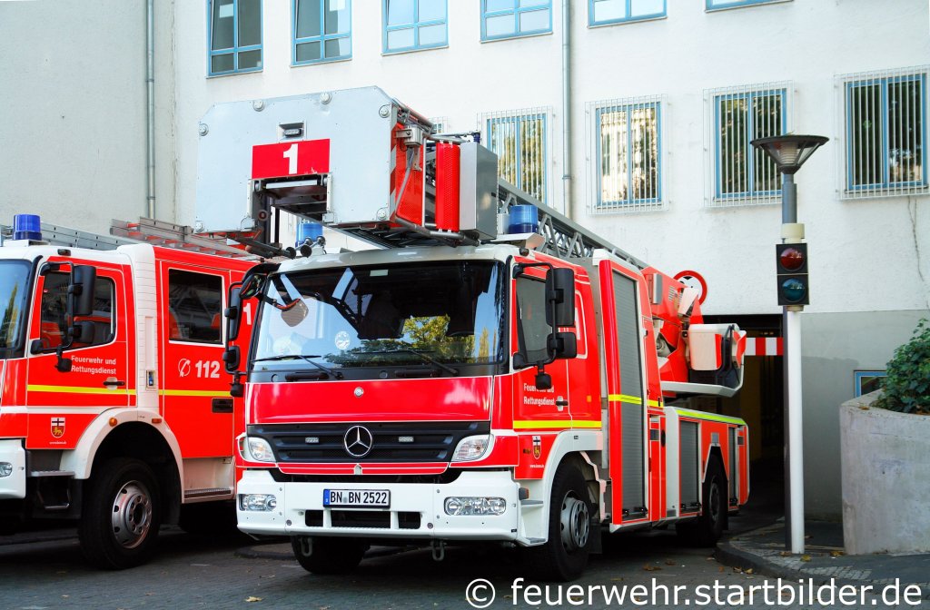 DLK 23/12 (BN BN 2522) der Feuerwehr Bonn.
Aufgenommen beim NRW Tag 2011 in Bonn.
