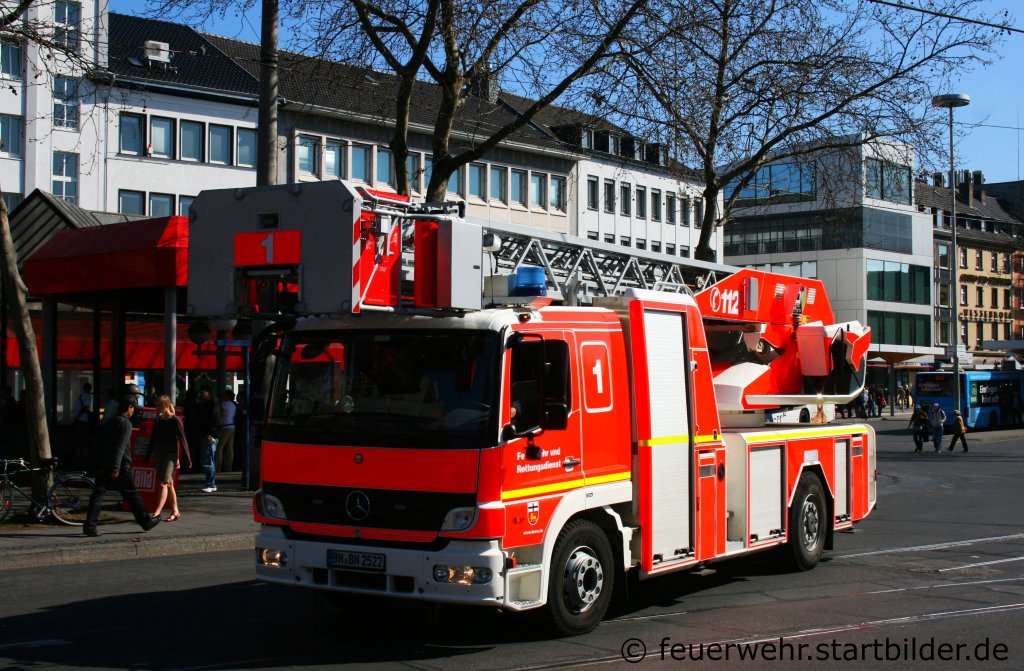 DLK 23/12 (BN BN 2525) der Feuerwehr Bonn.
Aufgenommen am HBF Bonn, 2.4.2011.