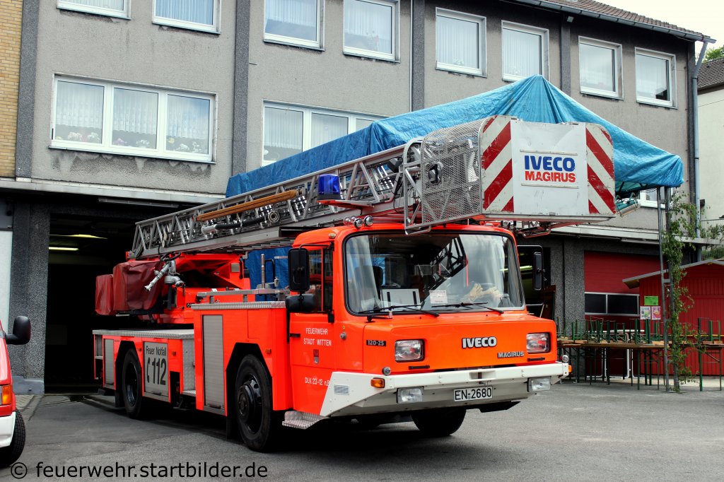 DLK 23/12 (Florian Witten 17/33/1) von der Feuerwehr Witten Herbede.
Die DLK 23/12 ist Baujahr 1995.
Aufgenommen beim Tdot der Feuerwehr Herbeden, 19.5.2012.