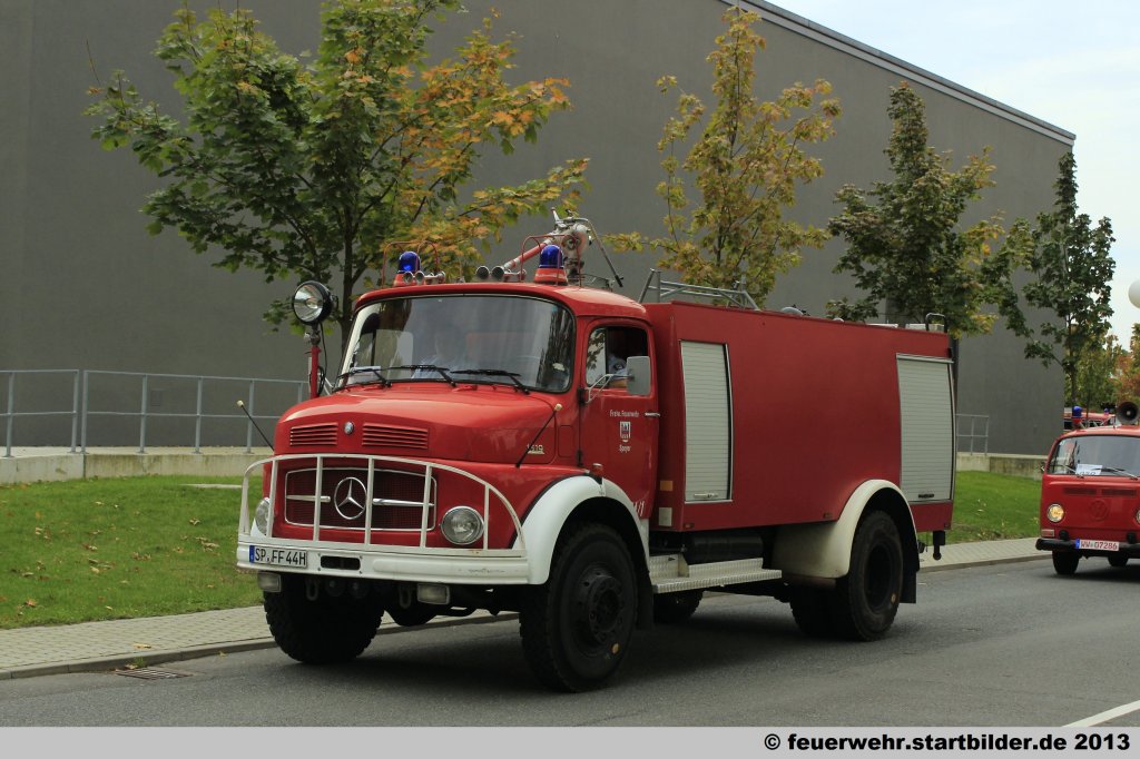 Ehemaliges TLF 24/50 (SP FF 44H) der Feuerwehr Speyer.
Das TLF H�rte mal auf den Namen Florian Speyer 1/24/1.
Aufgenommen beim Jubil�um 50 Jahre LFV-Rheinland-Pfalz in Mainz,6.10.2012.