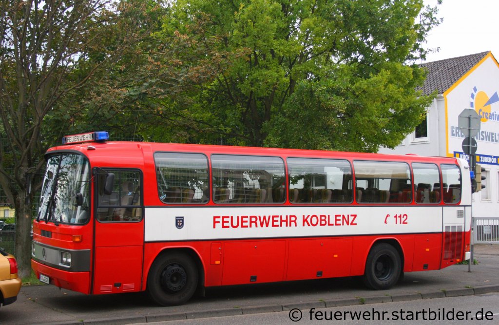 Eines der �ltesten Fahrzeuge der Fw Koblenz ist dieser Mercedes 0 303 Reisebus.
Aufgenommen beim Tag der Offenen T�r der Fw Koblenz, 28.8.2011.

