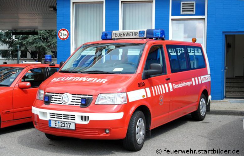 ELW 1  9/30 (E 2117) (Florian Essen 1/11/1 AD)
Aufgenommen auf der Feuerwache 1 in Essen im Sommer 2008.
Das Fahrzeug dient als Reserve Einsatzleitwagen.

