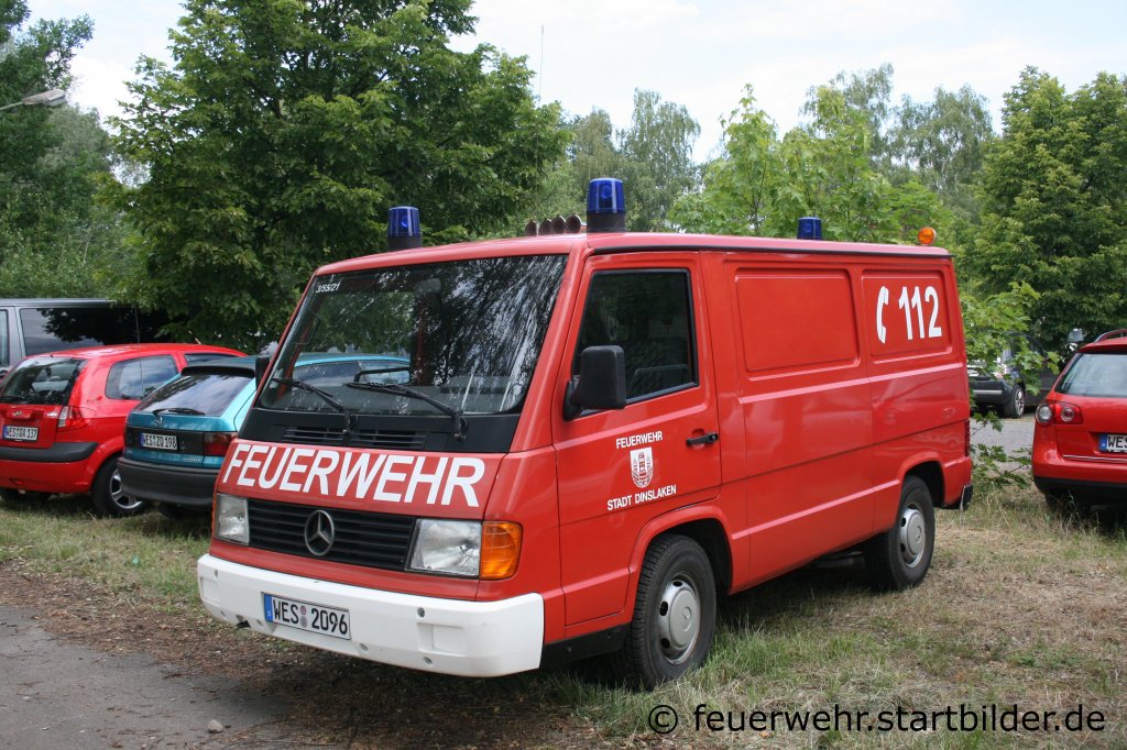 Feuerwehr Dinslaken
Ger�tewagen �l (Funk:3/55/21).
Aufgenommen bei der Feuerwehr Dinslaken am 10.7.2011.