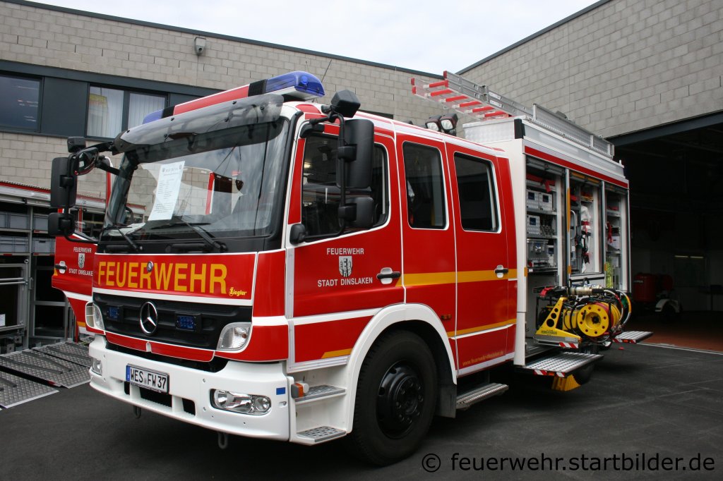Feuerwehr Dinslaken
HLF 20/16 (Funk:3/44/21) mit Ziegler Aufbau.
Aufgenommen bei der Feuerwehr Dinslaken am 10.7.2011.