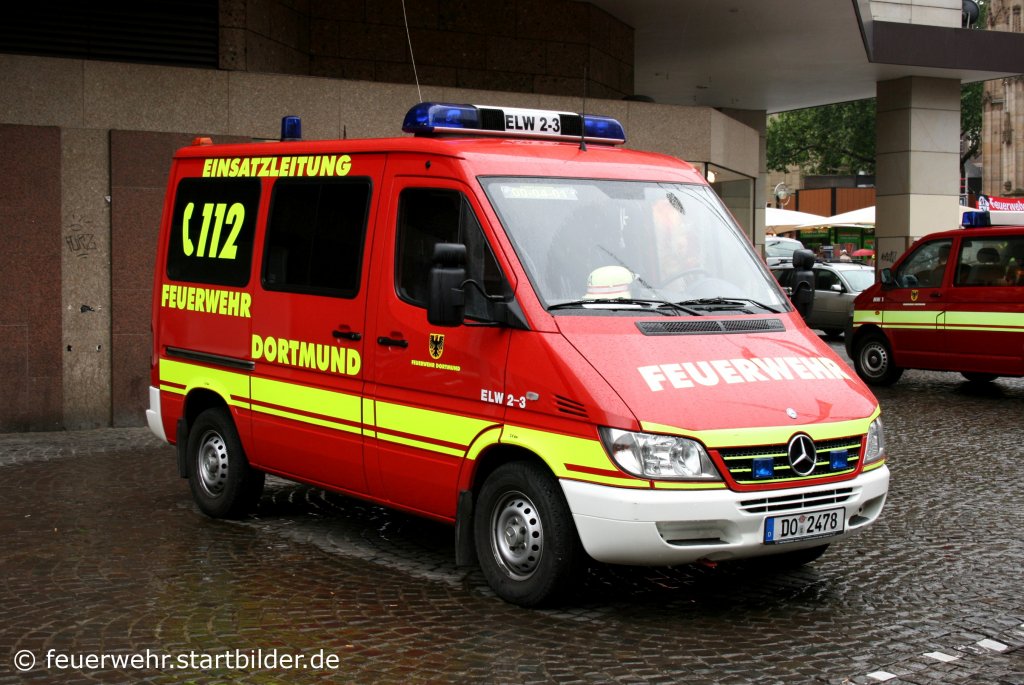 Feuerwehr Dortmund
Florian Dortmund 00/04/01
Kennzeichen DO 2478
Fahrzeugart ELW 2-3
Aufgenommen beim Stadtfeuerwehrtag in der Dortmunder Innenstadt am 12.6.2010.