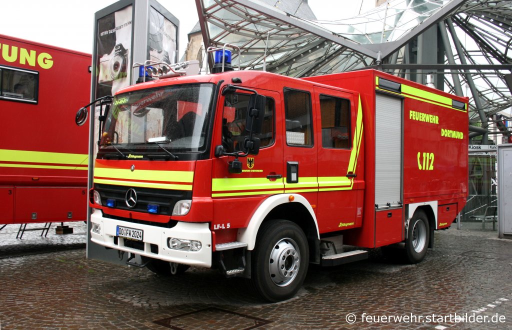 Feuerwehr Dortmund
Florian Dortmund 24/49/1
Kennzeichen DO FW 2024
Aufbau      Schlingmann
Hersteller  MB Atego
Aufgenommen beim Stadtfeuerwehrtag in der Dortmunder Innenstadt am 12.6.2010.