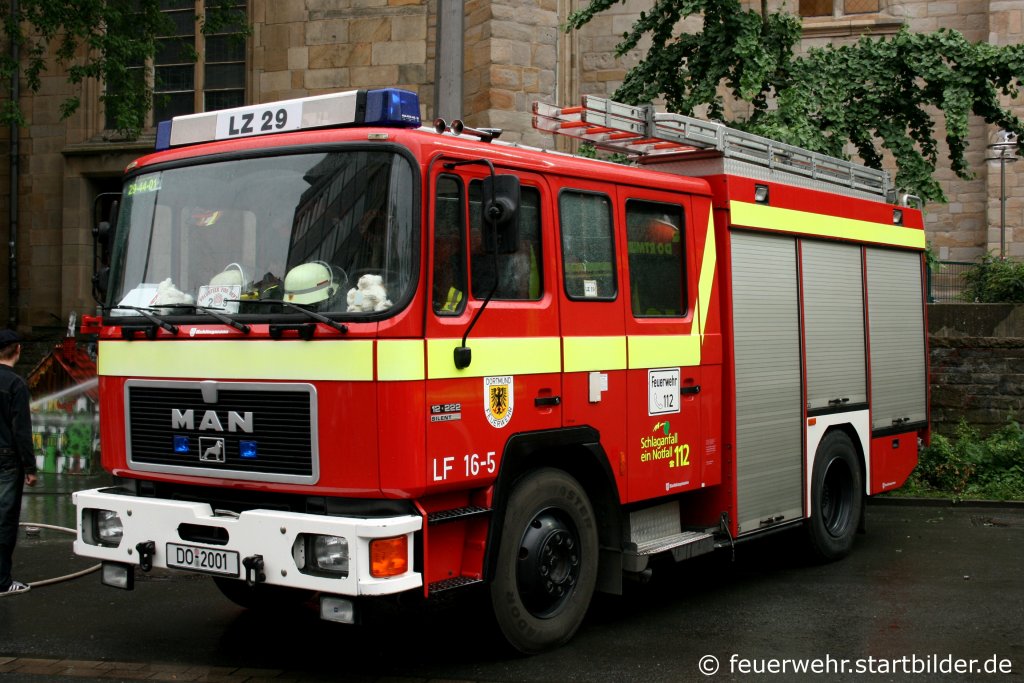 Feuerwehr Dortmund
Florian Dortmund 29/44/01
Kennzeichen DO 2001
Fahrzeugart LF 16
Aufbau      Schlingmann
Hersteller  MAN 12-222 Silent
Aufgenommen beim Stadtfeuerwehrtag in der Dortmunder Innenstadt am 12.6.2010.