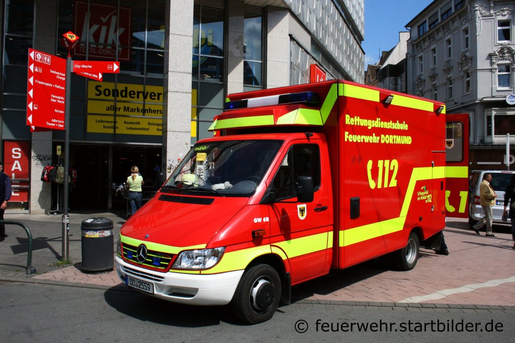 Feuerwehr Dortmund
RTW (Funk:10/83/01).
Aufgenommen beim Stadtfeuerwehrtag in Dortmund am 11.6.2011.