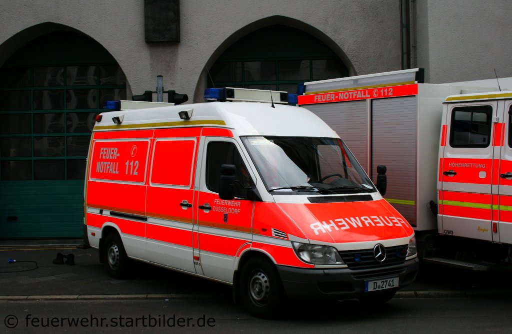 Feuerwehr D�sseldorf
KEF-5 (Funk:03/72/01).
Aufgenommen beim Tag der Offenen T�r der Feuerwache D�sseldorf Derendorf, 16.7.2011.