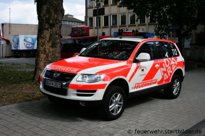 Feuerwehr Duisburg  NEF (DU FW 3821) auf VW Touareg
Aufgenommen im Sommer 2009 in Duisburg.