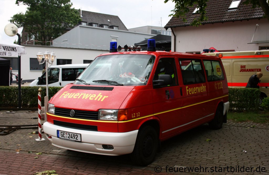 Feuerwehr Gelsenkirchen
Dieser MTF geh�rt zum L�schzug 12 in Gelsenkirchen Buer.
Aufgenommen bei der Polizei Buer am 19.6.2011.