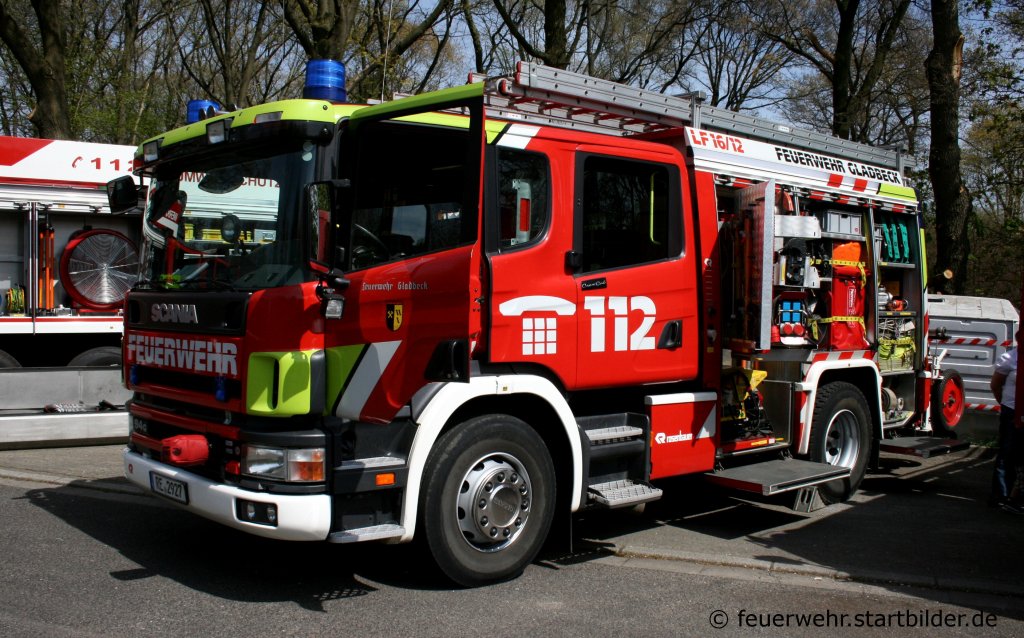 Feuerwehr Gladbeck
LZ Rentford
RE 2927
LF 16/12 
Scania 94G
Aufgenommen bei Tag der Offenen T�r der Feuerwehr Gladbeck Rentfort,24.4.2010 