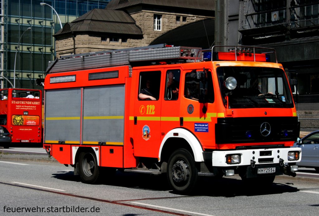 Feuerwehr Hamburg 
HH 2554
LF 16/12
MB 1224 AF
Aufgenommen am HBF Hamburg im Sommer 2010.
