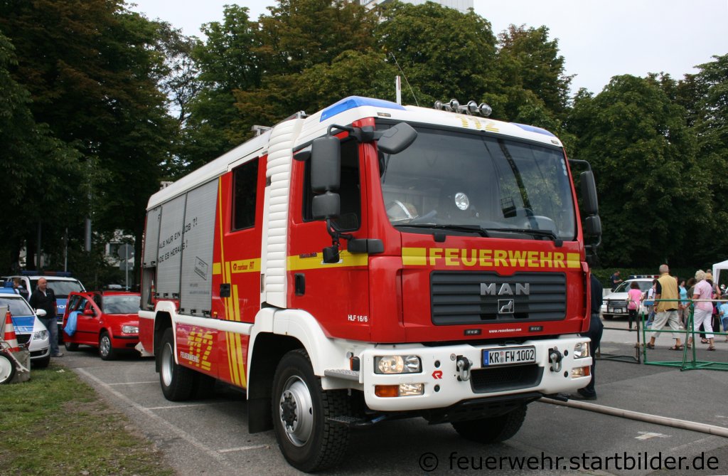 Feuerwehr Krefeld
HLF 16/6 mit Rosenbauer Aufbau.
Aufgenommen beim Blaulichtag in Krefeld am 10.7.2011.
