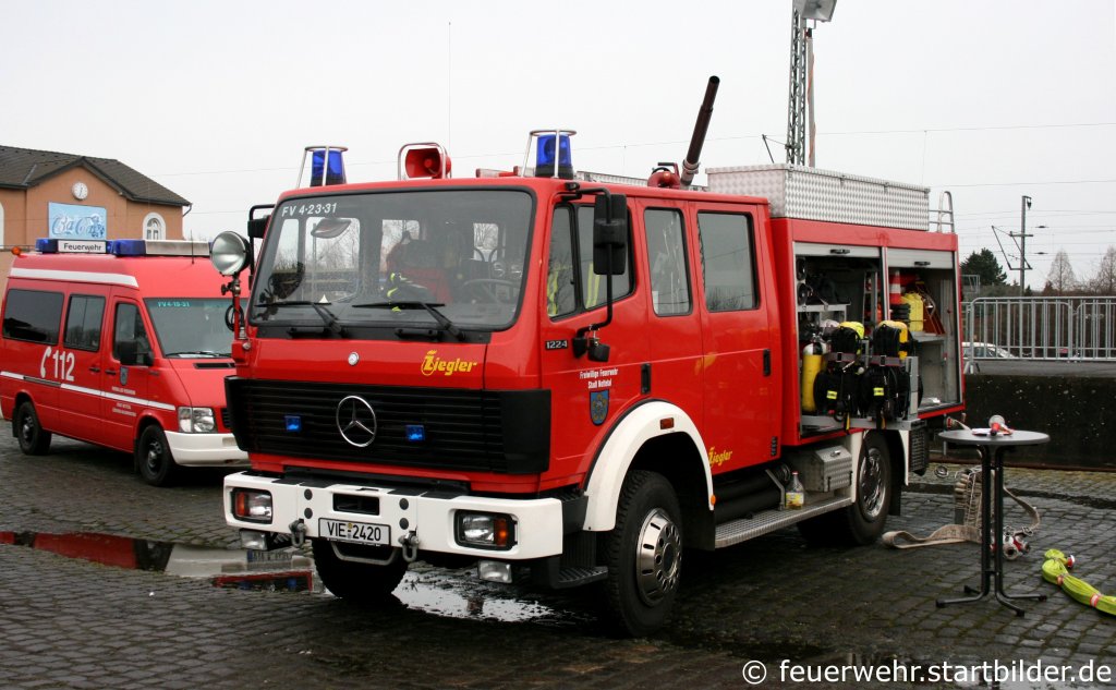 Feuerwehr Nettetal 
4/23/31
VIE 2420
TLF 16/25
MB 1224
Aufgenommen bei einem Bahnhofsfest in Kaldenkirchen,6.12.2009.