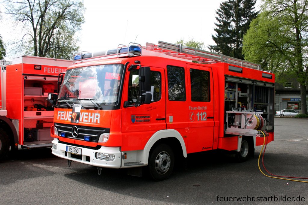 Feuerwehr Remscheid
11/42/1
RS 250
LF 10/6
Mercedes Benz
Aufgenommen beim Tag der offen T�r der Feuerwehr Remscheid 1.5.2010.