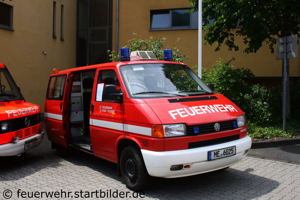Feuerwehr Velbert
ELW 1 (ME 6025) (Funk:9/11/2).
Aufgenommen beim Tag der offenen T�r der Feuerwehr Velbert Langenberg, 4.6.2011.
