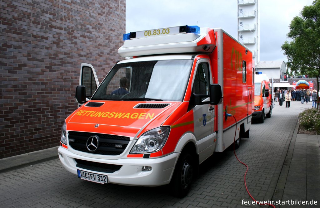 Feuerwehr Viersen
Florian Viersen 08/83/03
VIE FV 312
RTW
MB Sprinter
Aufgenommen beim Tag der Offenen T�r der Feuerwehr Viersen Stadtmitte, 20.6.2010.
