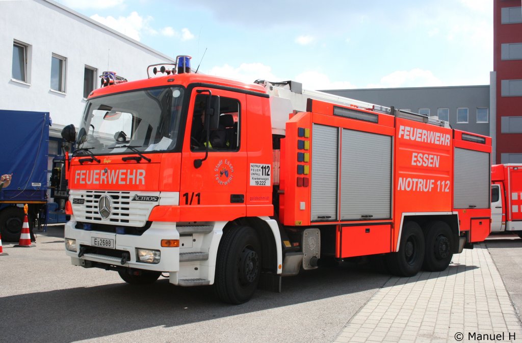 GTLF (Florian Essen 1-GTLF-1) der Feuerwehr Essen.
Das Fahrzeug hat bei der FW Essen die Nummer 1/1.
Das GTLF ist auf der Feuerwache 1 Stationiert.
Die Firma Goldschmidt hat das Fahrzeug Finanziert und der Feuerwehr Essen zur Verf�gung gestellt.
Aufgenommen beim Tag der offenen T�r der Feuerwehr Essen am 4.9.2010.