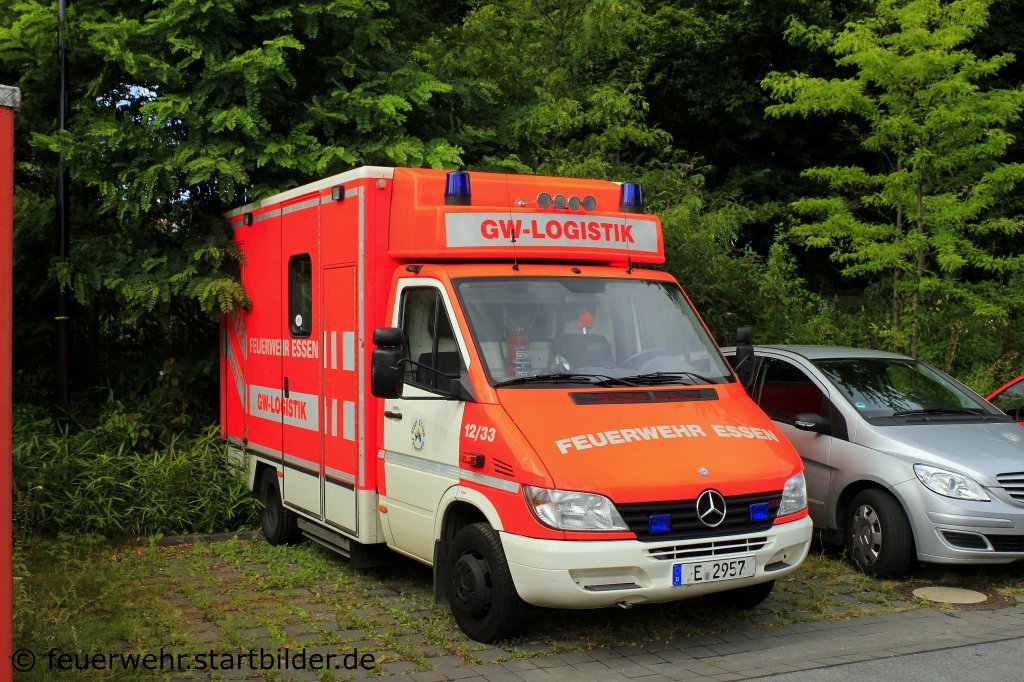 GW-Logistik Fahrzeug der Feuerwehr Essen.
Das Fahrzeug war in seinem ersten Leben ein RTW.
Aufgenommen beim Tdot der BF Essen, 25.8.2012.