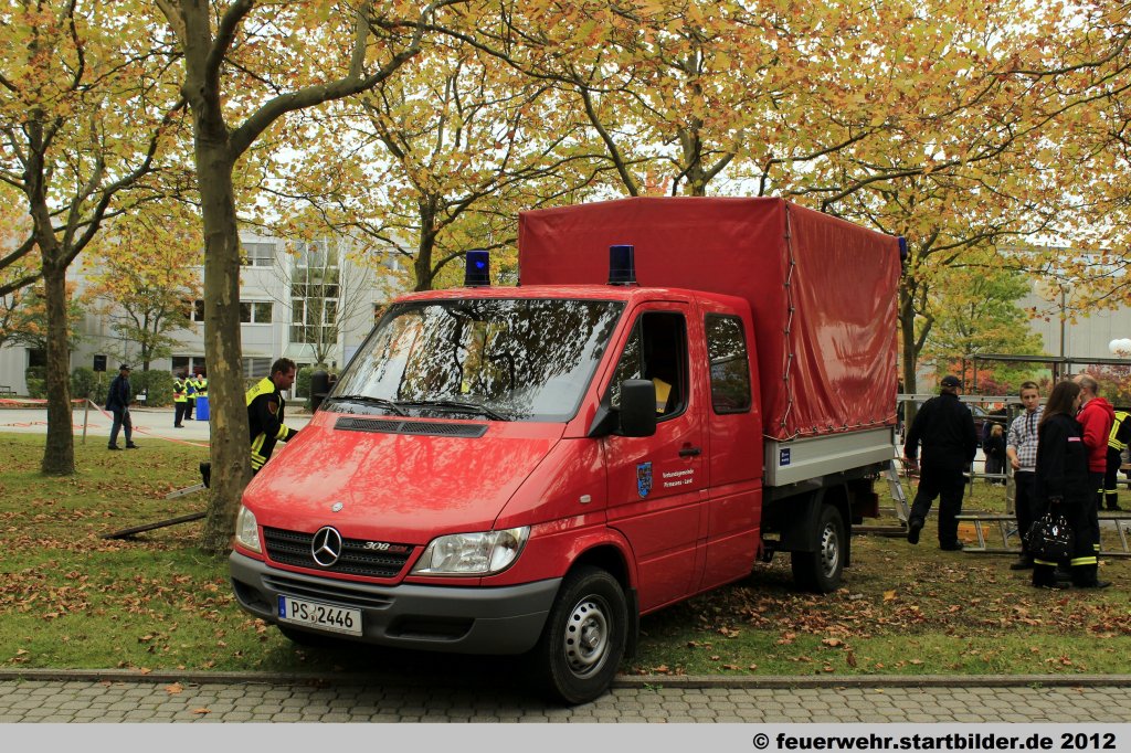 GW-Logistik (PS 2446) der Feuerwehr Pirmasens.
Aufgenommen beim Jubil�um 50 Jahre LFV-Rheinland-Pfalz in Mainz,6.10.2012.