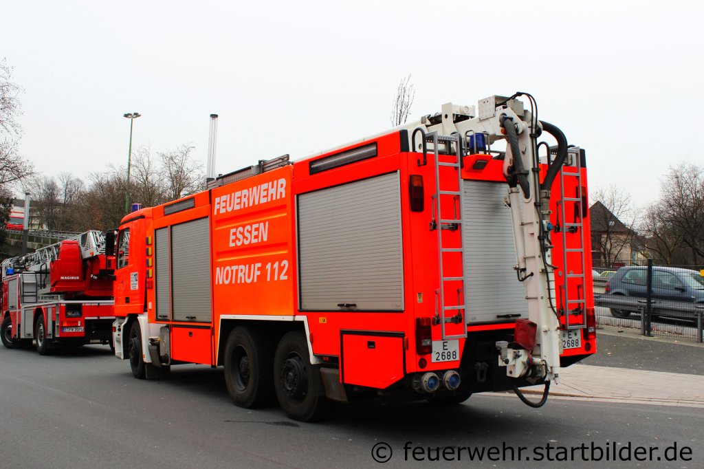 Heckansicht vom GTLF 48/50.
Hier ist der L�scharm zu sehen.
An im kann man eine Kamera und ein D�rn anbringen.
L�schen kann man mit im auch.:-)
Aufgenommen am HBF Essen,7.3.2012.