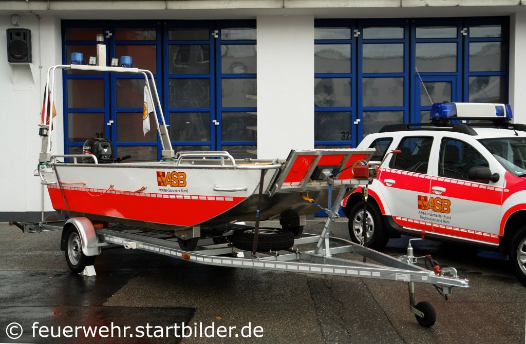 Hier ist ein Boot vom ASB Essen zu sehen.
Aufgenommen beim Tag der Offenen T�r der Feuerwache 1 in Essen, 10-11.9.2011.