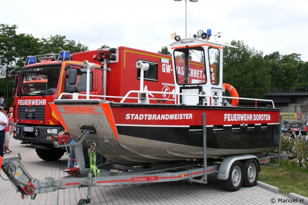 Hier ist ein Boot der Feuerwehr Dorsten zu sehen.
Es h�rt auf den Namen Stadtbrandmeister.
Aufgenommen bei Tag der Offenen T�r der Feuerwehr Dorsten, 13.6.2010.