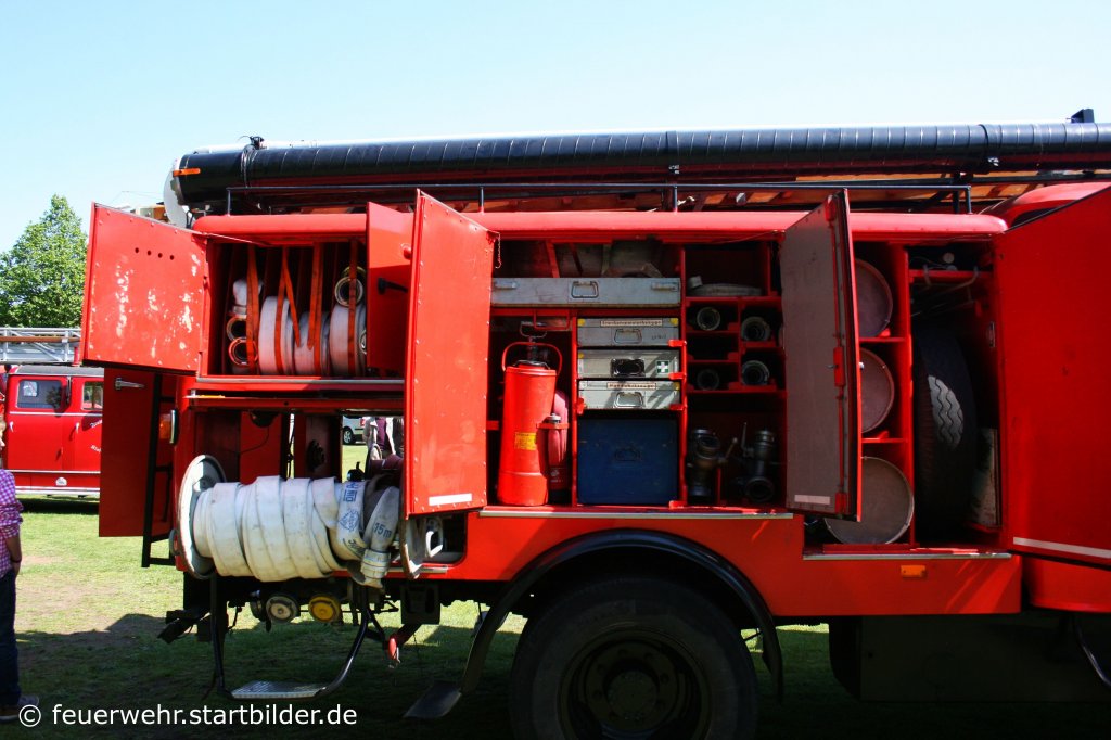 Hier ist der Ger�teraum auf der Beifahrerseite vom LF16 auf W50 zusehen.
Aufgenommen in Kirchhellen am 1.5.2011. 