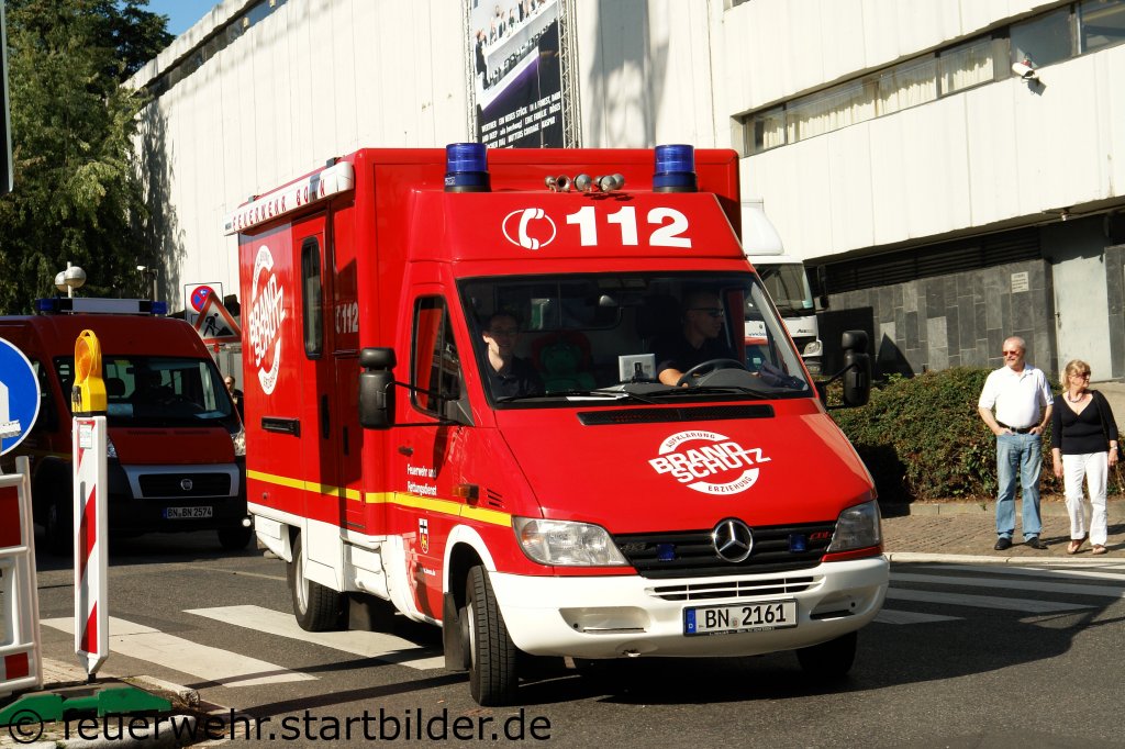 Hier kommt das Infomobil (BN 2261) der Feuerwehr Bonn.
Aufgenommen beim NRW Tag 2011 in Bonn.