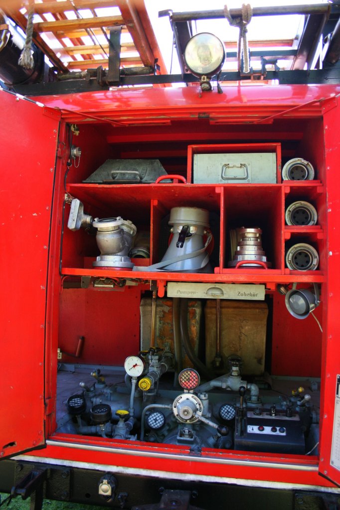 Hier ist der Pumpenstand vom LF16 auf IFA W50 zusehen.
Aufgenommen in Kirchhellen am 1.5.2011. 