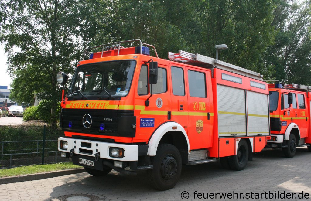 HLF 16/14 (HH 2559) mit Schmitz Aufbau.
Aufgenommen beim Tag der offenen T�r der Feuerwehrschule Hamburg am 21.5.2011
