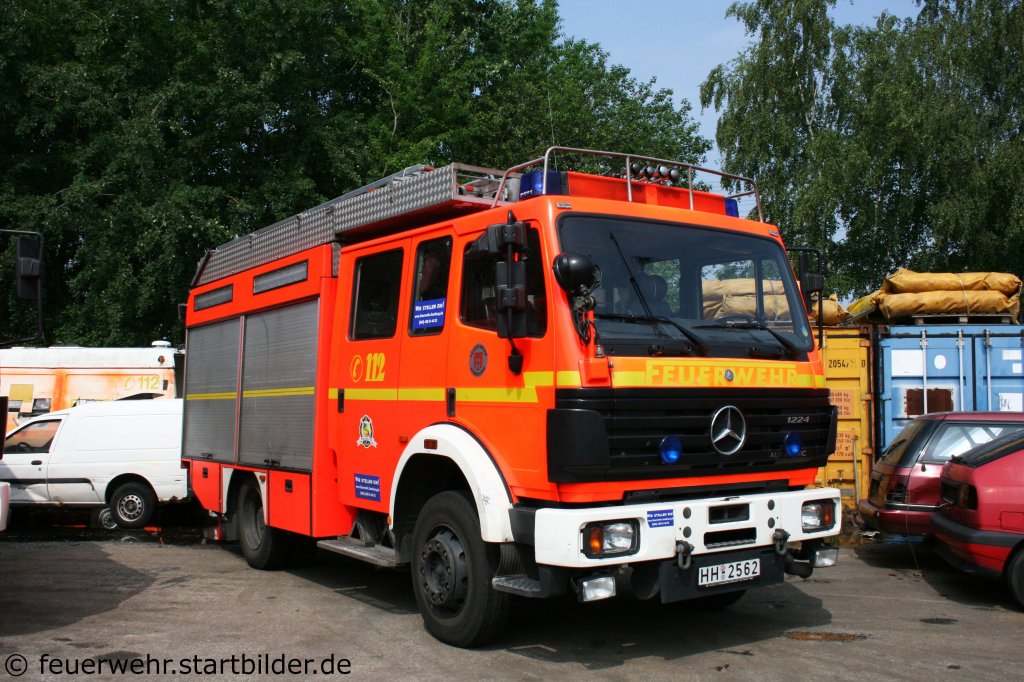HLF 16/14 (HH 2562) auf MB 1224 mit Metz Aufbau.
Das Fahrzeug ist Baujahr 1995.
Aufgenommen beim Tag der offenen T�r der Feuerwehrschule Hamburg am 21.5.2011.