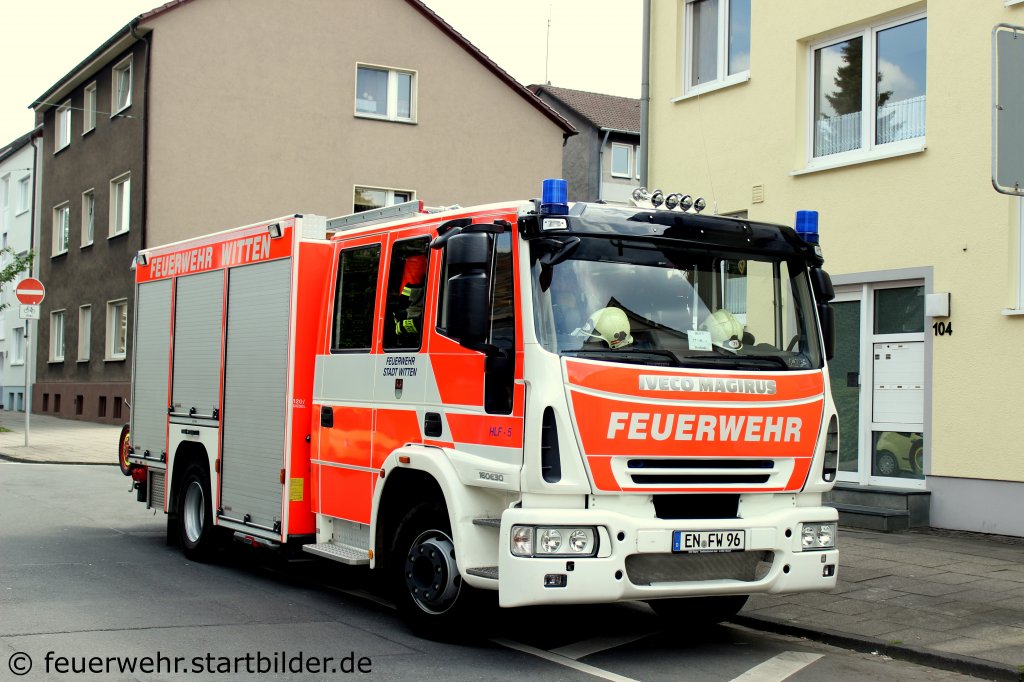 HLF 20/16 (Florian Witten 17/43/1).
Das HLF ist Baujahr 2008.
Es werden 2000L Wasser und 200L Schaum mitgef�hrt.
Aufgenommen beim Tdot der Feuerwehr Herbeden, 19.5.2012.