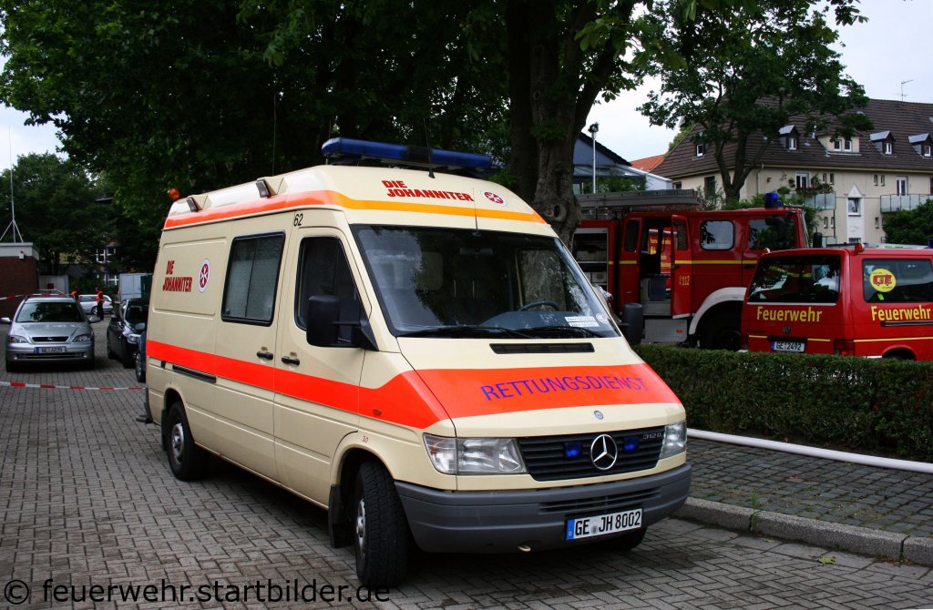 Johanniter Gelsenkirchen
RTW (Funk:9/83/1).
Aufgenommen bei der Polizei Buer am 19.6.2011.