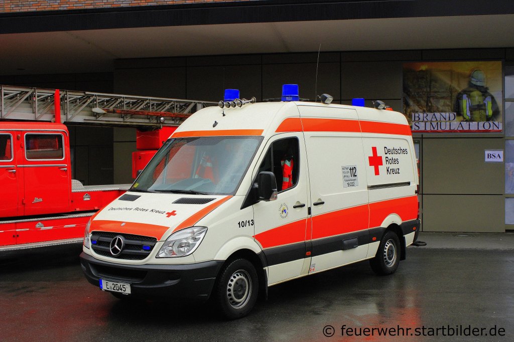 KTW 10/13 (20/85/09) des DRK Essen.
Aufgenommen beim Tdot der BF Essen, 26.8.2012.