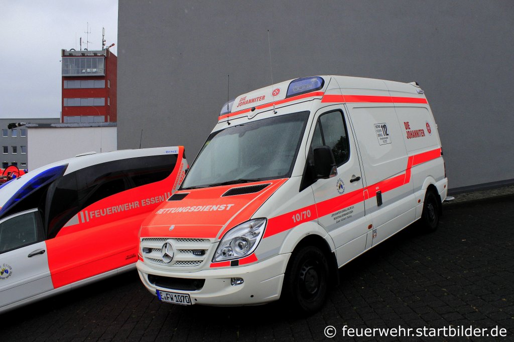 KTW 10/70 der Johanniter Essen.
Aufgenommen beim Tdot der BF Essen, 26.8.2012.